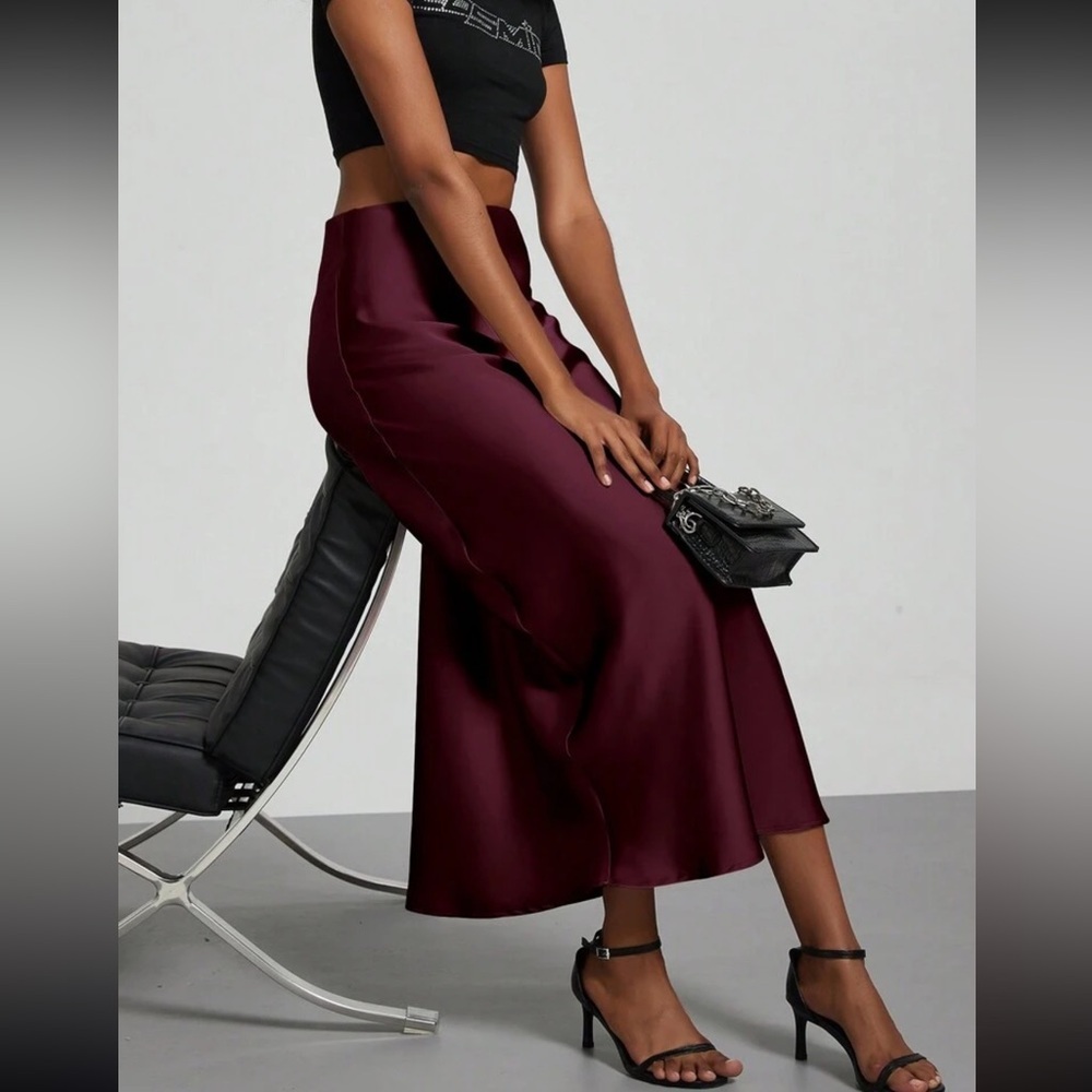 Satin Chic midi skirt in Dark Purple - Picture 4 of 16